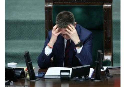 Zaskakujący ruch Hołowni. Nagle zrezygnował z funkcji w partii