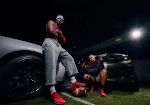 Dodge i Under Armour połączyły siły. Muscle cary trafiły na buty, koszulki i sprzęt sportowy