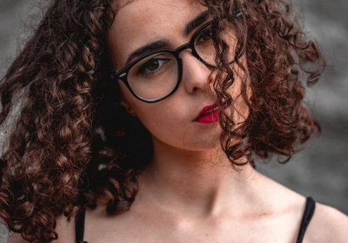 Sennik brunetka – znaczenie snu o brunetce i jego symbolika