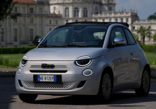 Fiat dostał tani silnik benzynowy, manualną skrzynię i kultową wersję 500 Cabrio