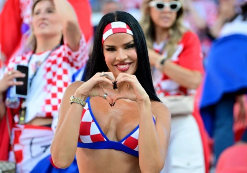 Nie mogło jej zabraknąć. Tak wystroiła się na mecz