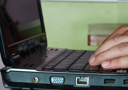 Ten błąd po cichu skraca życie laptopa. Większość osób robi to każdego dnia