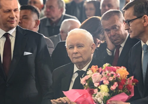 Morawiecki i Czarnek spotkali się przy ognisku. Rozmawiali o zawieszeniu broni