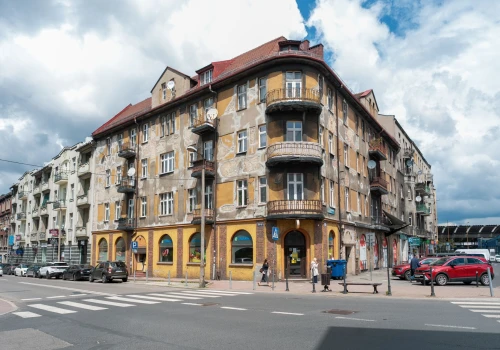 Kamienica przy Placu Oddziałów Młodzieży Powstańczej 1 przejdzie kompleksową modernizację. KZGM ogłosił przetarg na wykonanie tego zadania