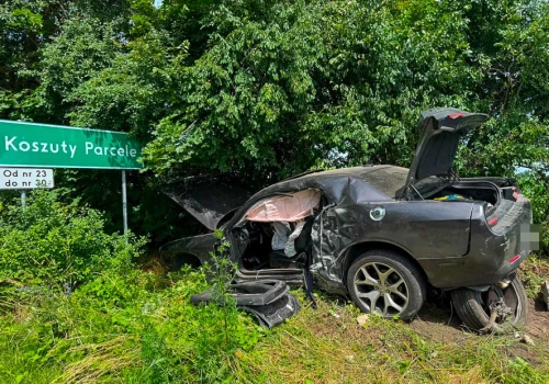 Dodge uderzył w betonowy płot i wylądował w polu