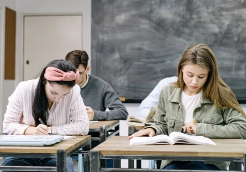 Jak skutecznie uczyć się historii w szkole średniej? Praktyczne porady dla uczniów