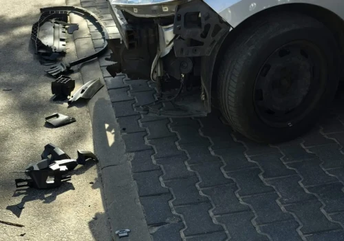 Wyjeżdżali spod baru. Volkswagen urwał przód ich auta (ZDJĘCIA)