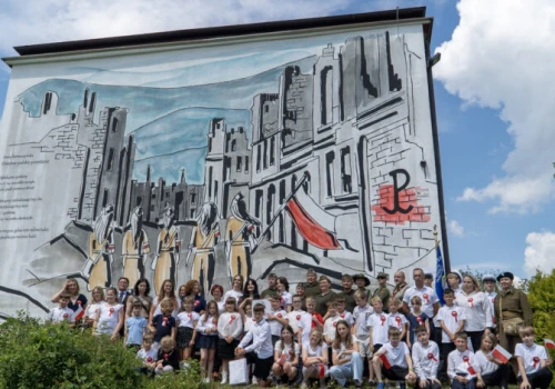 W Łojkach odsłonięto mural poświęcony kobietom Powstania Warszawskiego