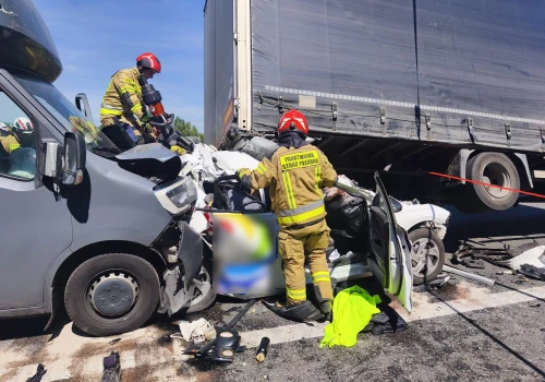 Osobówka pod naczepą. Poważny wypadek na A1