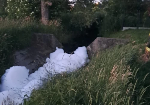 Duża piana na Witówce zaniepokoiła mieszkańca. Zanieczyszczenie dotarło także do stawów hodowlanych