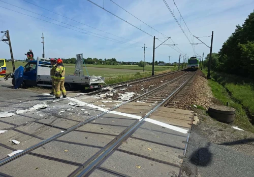 Samochód utknął na torach w Bieniewicach