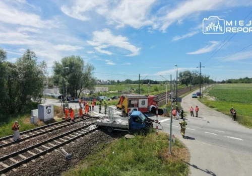 Dostawcze Iveco zepsuło się na przejeździe i zostało uderzone przez pociąg. Kierowca po spożyciu