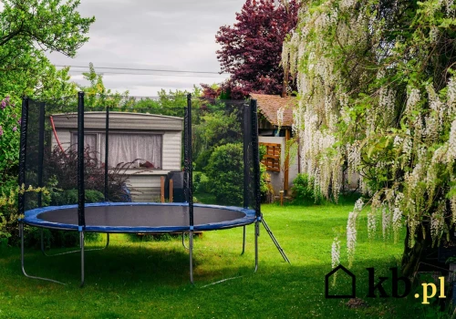 Jeden podmuch wiatru wystarczył. Trampolina zniszczyła auto sąsiada