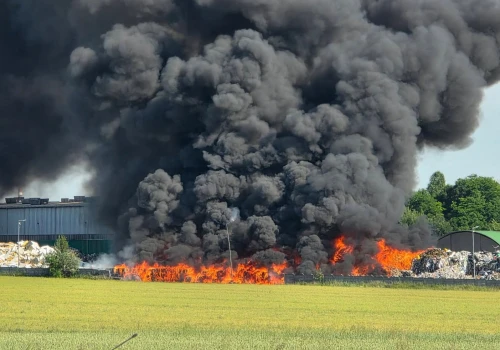 Chorzów. Rozległy pożar odpadów, dym widoczny z wielu kilometrów