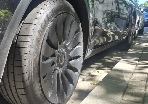 Moda na wielosezonowe opony rośnie. Test ADAC studzi emocje kierowców