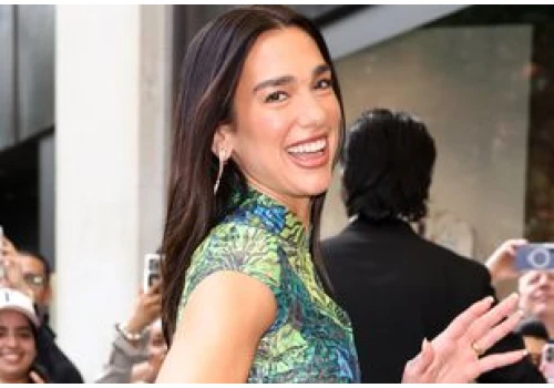 Zapomnij o czapkach i kapeluszach. Dua Lipa wybrała dodatek sezonu