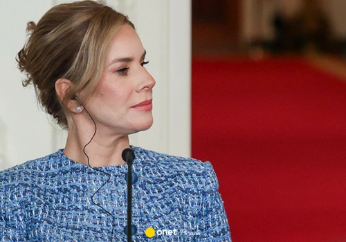Marta Nawrocka w granatowym garniturze. Uwagę zwraca koszula