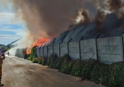 Pożar w Chorzowie na terenie dużej firmy zajmującej się odpadami . Pali się kilkaset ton śmieci
