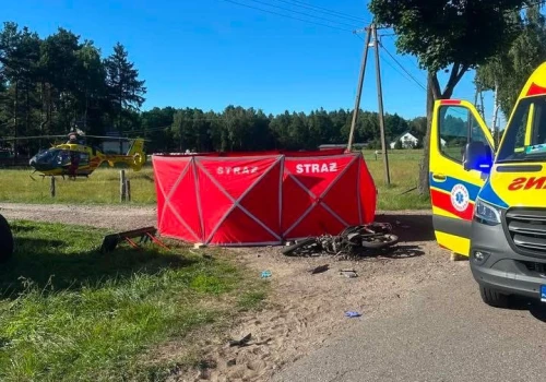 Tragiczne zderzenie motorowerzysty z ciągnikiem rolniczym. Nie żyje kierujący, pasażerka w stanie ciężkim