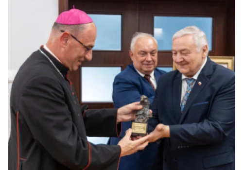 Prymas Polski abp Wojciech Polak odebrał Nagrodę Orła Jana Karskiego