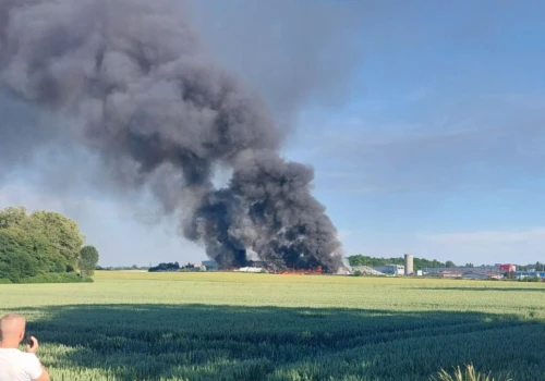 Duży pożar w Chorzowie. Płonie około 400 ton śmieci. Lepiej zamknąć okna