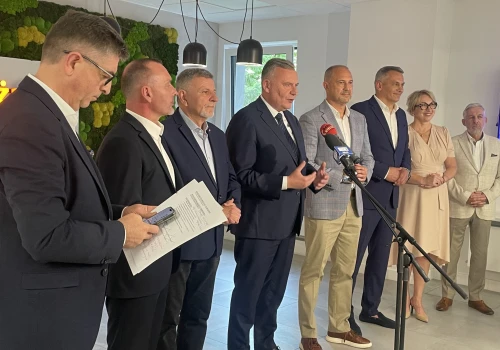 Wiceminister obrony narodowej z wizytą w cementowni