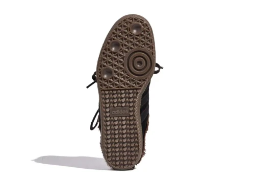 Adidas bierze Sambę i robi z niej but dla osób zmęczonych wiązaniem. Wygląda nietypowo