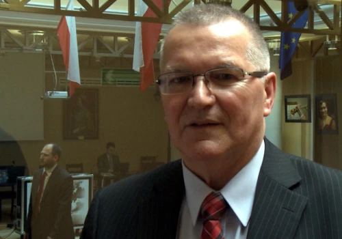 Oczęta cherubinka i twarda polityka. Opowieść o Józefie Nowickim