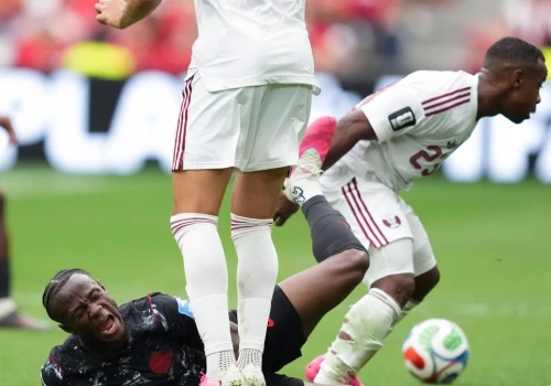 FIFA bezlitosna dla piłkarza Kataru. Za to wejście został zawieszony na pięć spotkań
