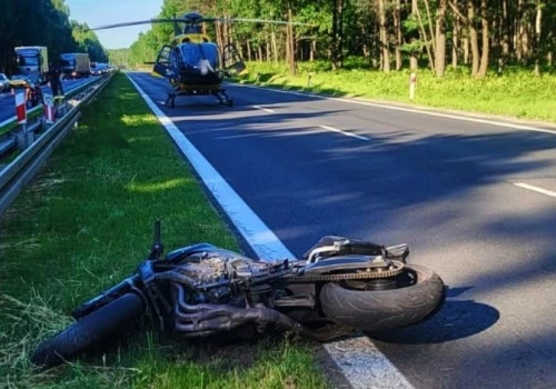 Tragiczny wypadek z udziałem motocykla i ciężarówki na DK-1 w Kobiórze