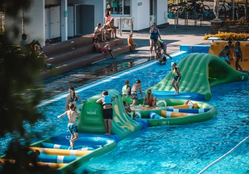 Baseny Wisła rozpoczynają sezon letni. Nowe jacuzzi, wodny tor przeszkód i promocyjne bilety na otwarcie