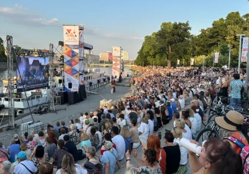 Tak Wrocław świętuje nad Odrą. Tłumy słuchają muzyków grających ze statków