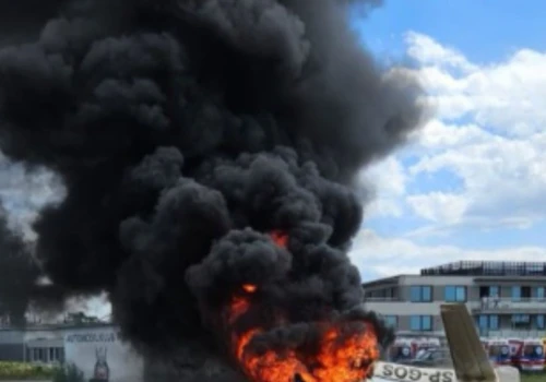 Potworna tragedia w Warszawie. Samolot runął na ulicę i stanął w płomieniach. Są ofiary śmiertelne