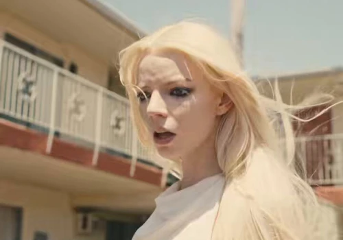 The Rolling Stones z Robertem Smithem. W teledysku Anya Taylor-Joy