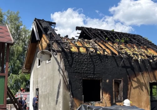 Stracili córkę i dach nad głową. Ruszyła zbiórka na budowę nowego domu dla pogorzelców z Czarnej Wody