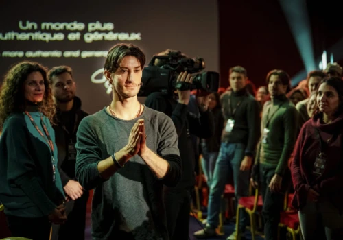 Pierre Niney o GURU: To postać, która mnie fascynuje, a jej granie dało mi ogromną satysfakcję
