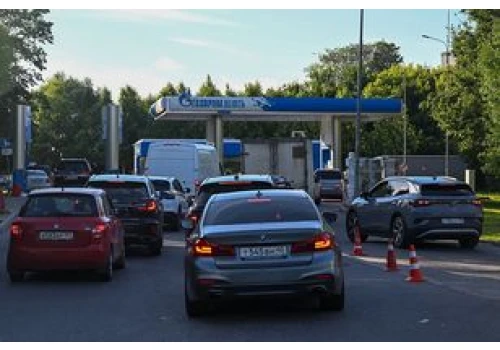 Rosjanie stoją w kolejkach po paliwo. Tak działa 