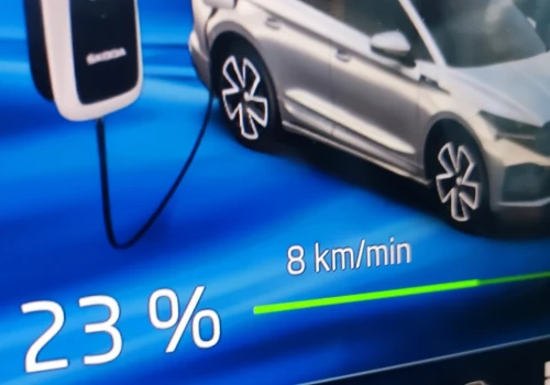 Jedziesz elektrykiem w upał? Zobacz, co naprawdę dzieje się z baterią