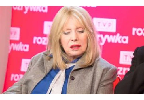 Żar leje się z nieba, a jej zimno. 