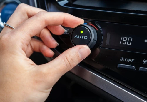 Tak najszybciej schłodzisz nagrzane auto. Przestań z odpalaniem klimy na maksa