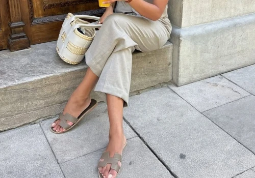 Klapki jak z francuskiego domu mody Herm?s. W Renee kosztują niecałe 50 zł