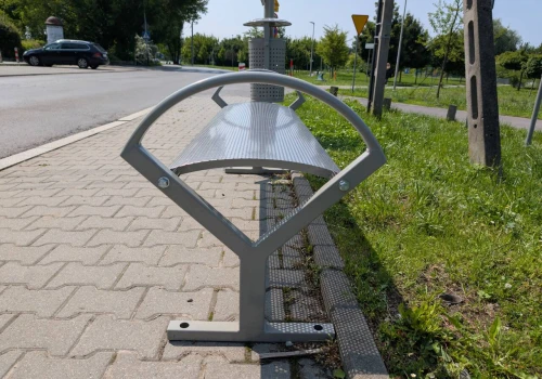Krakowskie przystanki jak szklarnie, ławki jak grille