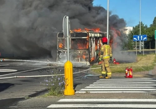 Słup dymu nad Poznaniem. Autobus stanął w ogniu