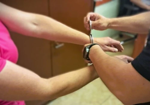 Jechała slalomem, miała ponad 1,5 promila. Potem próbowała przekupić policjantów