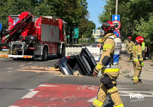 Samochód wpadł do wykopu w centrum Szczecina (ZDJĘCIA)