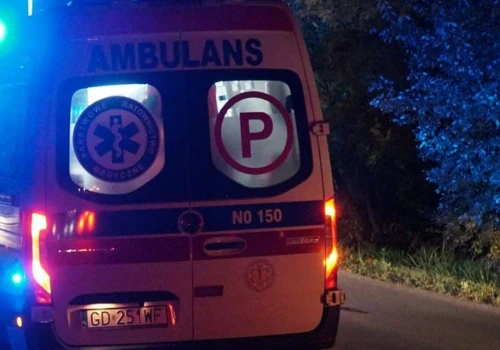 Wypadek na quadzie. Dwie osoby trafiły do szpitala po wywrotce w lesie