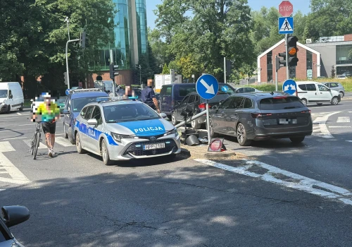 Duże utrudnienia na skrzyżowaniu ulic Bystrzańskiej i gen. Maczka! Samochód uderzył w słup