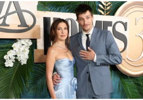 Millie Bobby Brown w kolorze icy blue. To najchłodniejszy hit sezonu