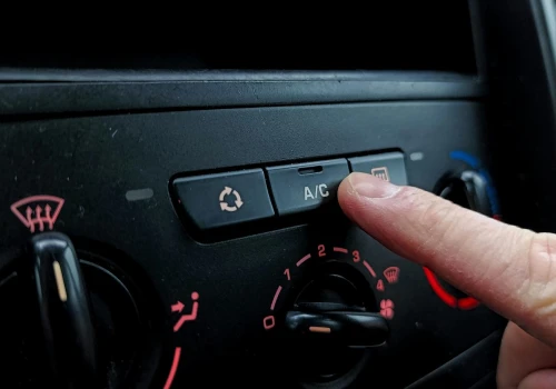 Czy można chłodzić auto na postoju? Pamiętaj, że przepisy mają ważny wyjątek