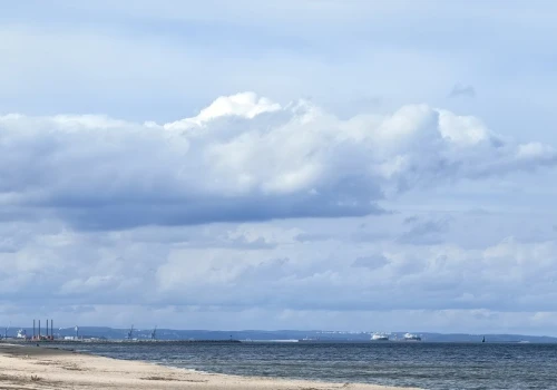 Spokojna plaża 30 minut od centrum Gdańska. Znajdziesz na niej bursztyny
